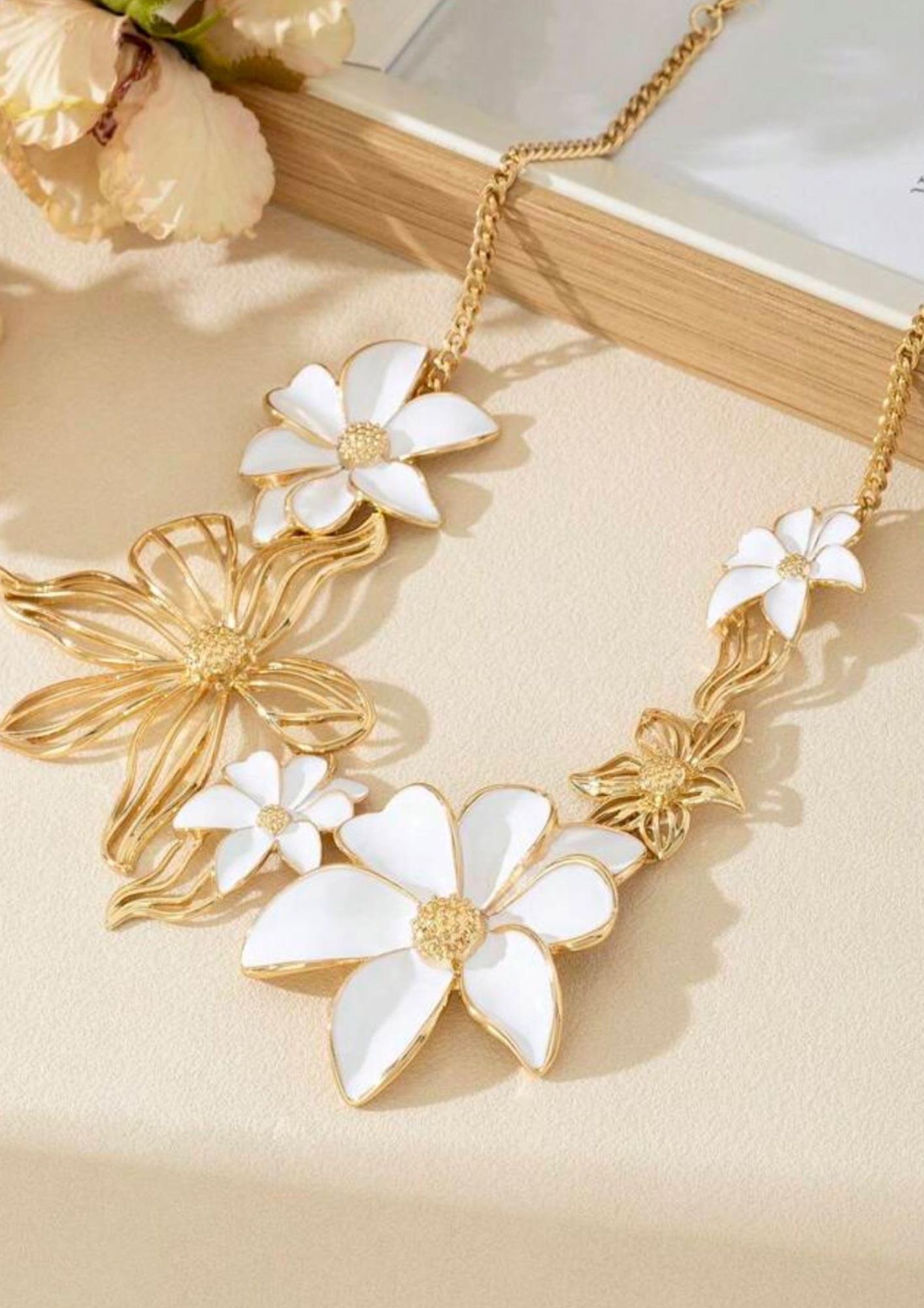 White Metal Flower Necklace