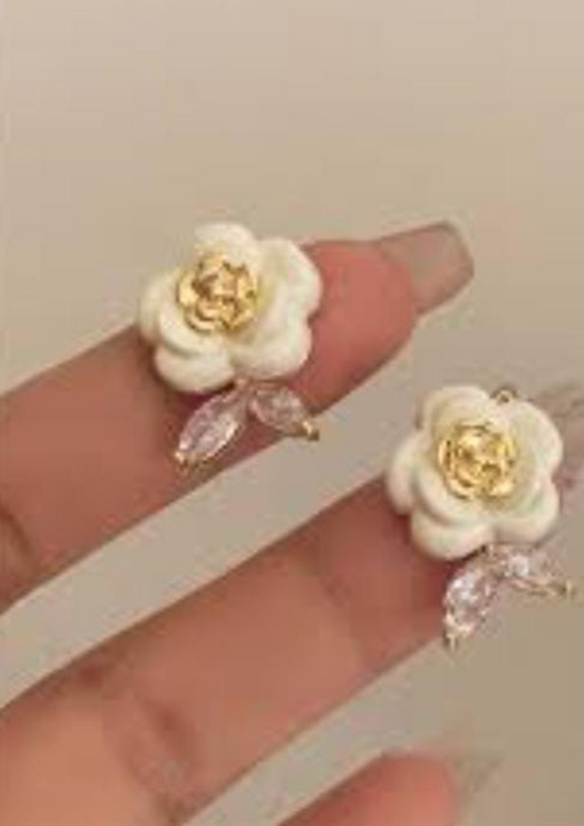 White mini flower stud earring