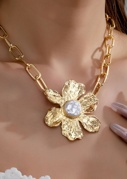 Gold flower pendant necklace